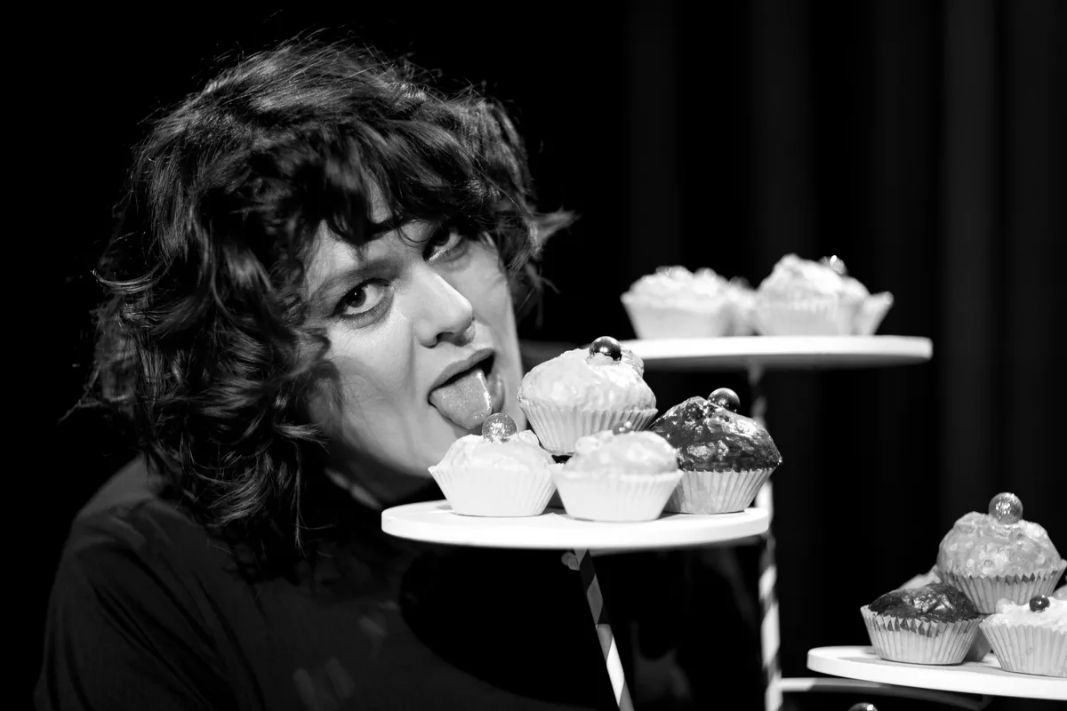 Michael Eggenbergers Patti-Serie mit der scharfzüngigen Patti Basler. Patti Basler leckt an Cupcakes.